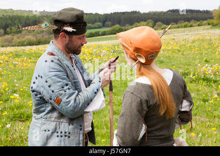 Hand-Kanonen abgefeuert von einer Reenactment-Gruppe, rekonstruierten mittelalterlichen Haus, Nienovers, Bodenfelde, Niedersachsen, Deutschland Stockfoto
