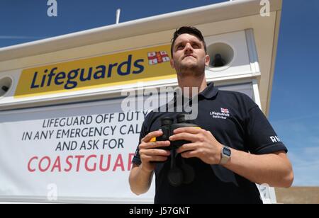 Rettungsschwimmer Supervisor Joe Mitchell auf eine Strandwache am Strand als der RNLI geben vor der Bereitstellung ihrer Rettungsschwimmer für die Sommersaison, die folgenden sieben Tote am Strand letztes Jahr eine Demonstration in Camber Sands in East Sussex. Stockfoto