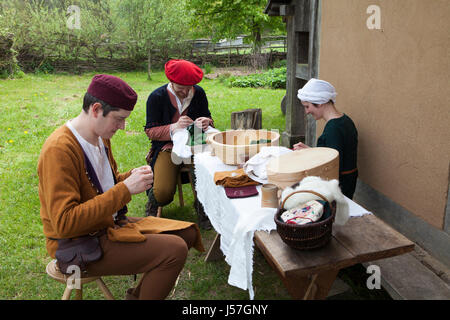 Nähen von einer Reenactment-Gruppe, rekonstruierten mittelalterlichen Haus, Nienovers, Bodenfelde, Niedersachsen, Deutschland Stockfoto