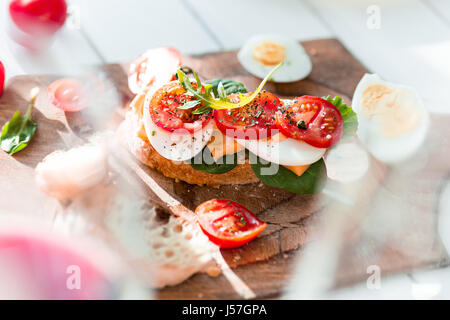 Baguette und Käse auf hölzernen Hintergrund Stockfoto