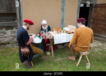 Nähen von einer Reenactment-Gruppe, rekonstruierten mittelalterlichen Haus, Nienovers, Bodenfelde, Niedersachsen, Deutschland Stockfoto