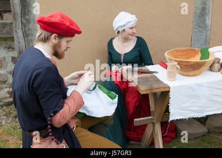 Nähen von einer Reenactment-Gruppe, rekonstruierten mittelalterlichen Haus, Nienovers, Bodenfelde, Niedersachsen, Deutschland Stockfoto