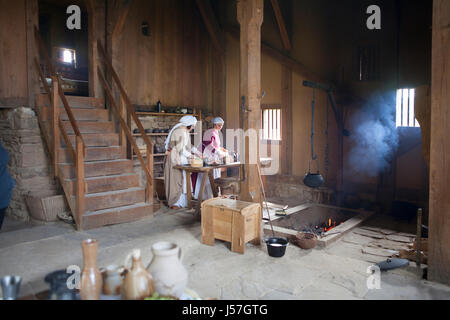 Kochen von einer Reenactment-Gruppe, rekonstruierten mittelalterlichen Haus, Nienovers, Bodenfelde, Niedersachsen, Deutschland Stockfoto