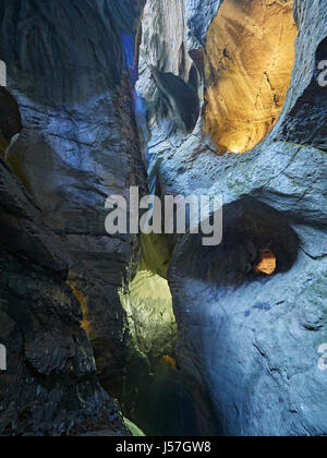 Der Schweiz die Trummelbach Falls in das Lauterbrunnental auch bekannt als Tal der 72 Wasserfälle im Berner Oberland Stockfoto