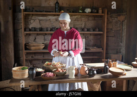 Kochen von einer Reenactment-Gruppe, rekonstruierten mittelalterlichen Haus, Nienovers, Bodenfelde, Niedersachsen, Deutschland Stockfoto