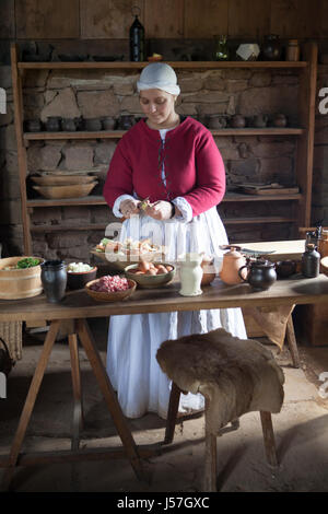 Kochen von einer Reenactment-Gruppe, rekonstruierten mittelalterlichen Haus, Nienovers, Bodenfelde, Niedersachsen, Deutschland Stockfoto