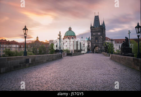 Karlsbrücke kurz nach Sonnenaufgang, Altstadt von Prag, Tschechische Republik. Stockfoto