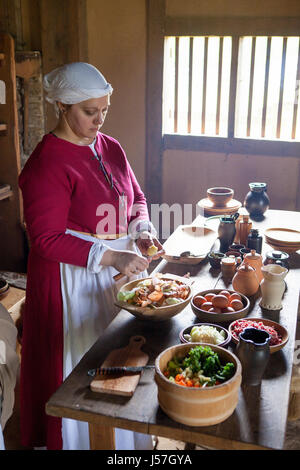 Kochen von einer Reenactment-Gruppe, rekonstruierten mittelalterlichen Haus, Nienovers, Bodenfelde, Niedersachsen, Deutschland Stockfoto