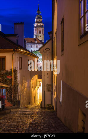 Czesky Krumlov Straße Altstadtblick mit Turm der Burg bei Nacht, Tschechien. Stockfoto