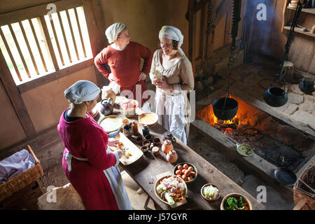 Kochen von einer Reenactment-Gruppe, rekonstruierten mittelalterlichen Haus, Nienovers, Bodenfelde, Niedersachsen, Deutschland Stockfoto