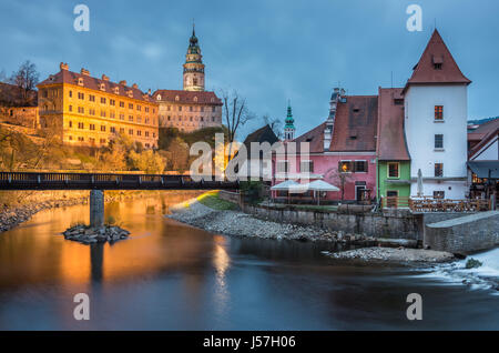 Cesky Krumlov Castle und Vltava (Moldau) zur blauen Stunde, Südböhmen, Tschechien. Stockfoto