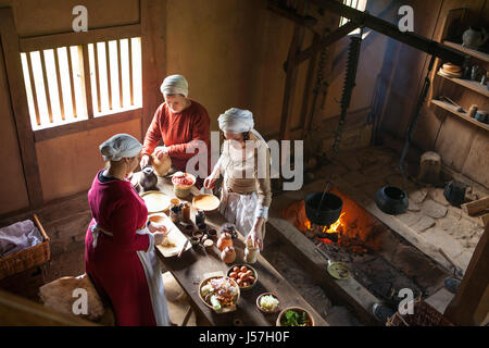 Kochen von einer Reenactment-Gruppe, rekonstruierten mittelalterlichen Haus, Nienovers, Bodenfelde, Niedersachsen, Deutschland Stockfoto