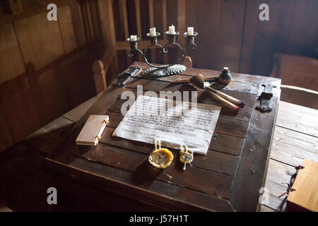 Der Schreibtisch im Schlafzimmer des rekonstruierten mittelalterlichen Hauses, Nienovers, Bodenfelde, Niedersachsen, Deutschland Stockfoto