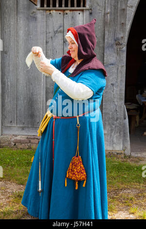 Spinnen von Garn von einem Mitglied einer Reenactment-Gruppe, rekonstruierten mittelalterlichen Haus, Nienovers, Bodenfelde, Niedersachsen, Deutschland Stockfoto