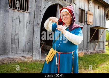 Spinnen von Garn von einem Mitglied einer Reenactment-Gruppe, rekonstruierten mittelalterlichen Haus, Nienovers, Bodenfelde, Niedersachsen, Deutschland Stockfoto