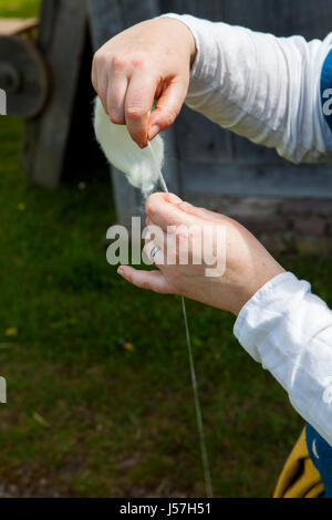 Spinnen von Garn von einem Mitglied einer Reenactment-Gruppe, rekonstruierten mittelalterlichen Haus, Nienovers, Bodenfelde, Niedersachsen, Deutschland Stockfoto