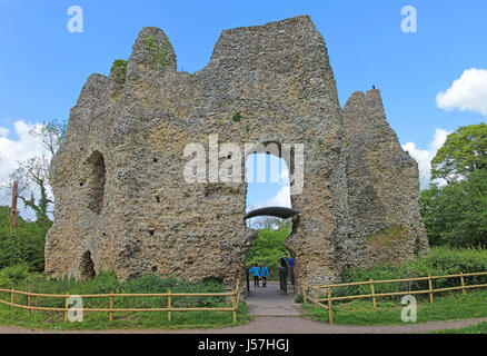 Historische Ruinen der Krönungsfeierlichkeiten Castle auch bekannt als King John Castle am Ufer des The Basingstoke Canal, Hampshire, England UK Stockfoto