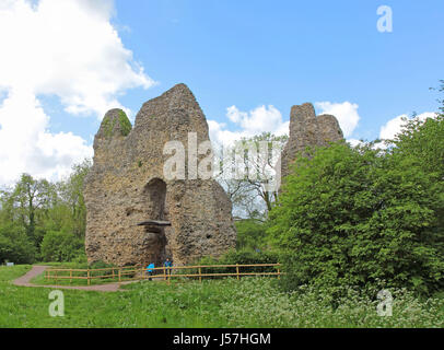 Historische Ruinen der Krönungsfeierlichkeiten Castle auch bekannt als King John Castle am Ufer des The Basingstoke Canal, Hampshire, England UK Stockfoto