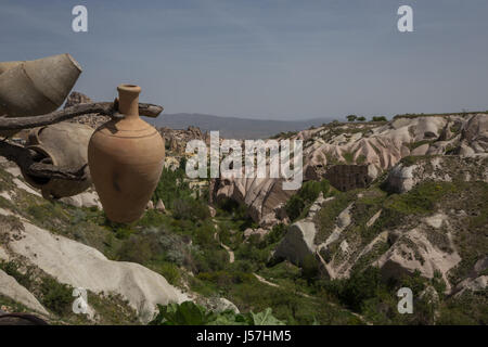 Blick auf einzigartige Taubental und die Stadt von Uchisar, Kappadokien, Nevsehir, Anatolien, Türkei Stockfoto