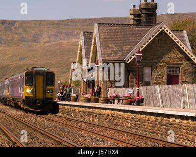 Zug nähert sich von Carlisle Ribblehead Bahnhof für Settle Carlisle Eisenbahnlinie Yorkshire Dales National Park North Yorkshire groß Bri Stockfoto