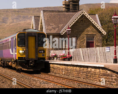 Diesel Pkw Zug von Carlisle im Bahnhof Ribblehead auf Reise nach Steele Yorkshire Dales National Park North Yorkshire Großbritannien GB Stockfoto