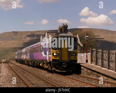 Netzwerk Northern Rail Diesel Personenzug stehend in Ribblehead Railway Station Yorkshire Dales National Park, North Yorkshire Großbritannien GB UK Stockfoto