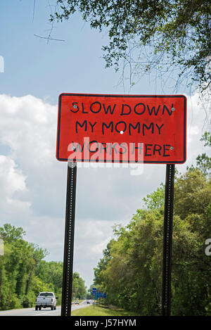 Verlangsamen Sie meine Mami arbeiten hier Schild nahe Straße Baustelle auf US 27 Toren High Springs, Florida. Stockfoto