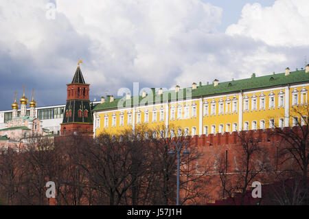 Moskau: der Komendantskaya Turm (der Kommandant), eines der Kreml Türme, abgeschlossen im Jahre 1495, gesehen vom Alexander Garden Stockfoto
