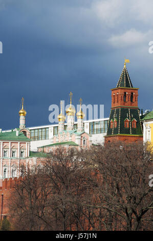 Moskau: der Komendantskaya Turm (der Kommandant), eines der Kreml Türme, abgeschlossen im Jahre 1495, gesehen vom Alexander Garden Stockfoto