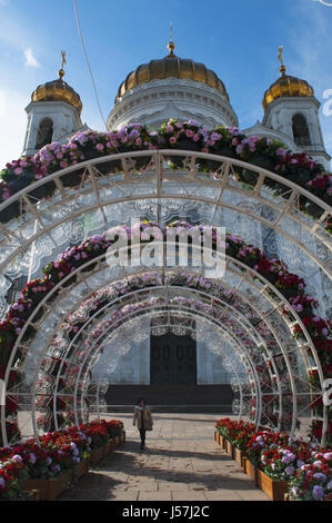 Kathedrale von Christus der Retter, die höchste orthodoxe christliche Kirche in der Welt, gesehen durch die blumigen Bögen für orthodoxe Ostern erstellt Stockfoto