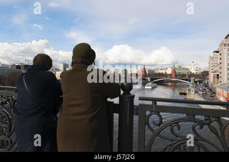 Moskau: alte russische Frauen suchen die Skyline von Moskau mit Blick auf die befestigte Anlage des Kreml von der Patriarch Brücke am Fluss Moskwa Stockfoto