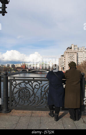 Moskau: alte russische Frauen suchen die Skyline von Moskau mit Blick auf die befestigte Anlage des Kreml von der Patriarch Brücke am Fluss Moskwa Stockfoto
