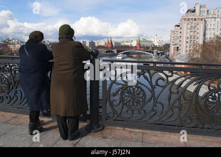 Moskau: alte russische Frauen suchen die Skyline von Moskau mit Blick auf die befestigte Anlage des Kreml von der Patriarch Brücke am Fluss Moskwa Stockfoto