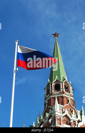 Moskau: Russische Flagge mit Troitskaya Turm (Trinity), einer der Kreml-Mauer Aufsätze, errichtet im Jahre 1495-1499 von italienischen Architekten Aloisio da Milano Stockfoto