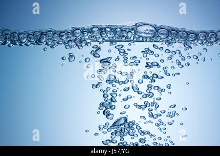 Wasserlinie mit Luftblasen. Hintergrundbeleuchtung, blaue Tönung. Stockfoto