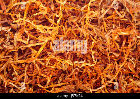 Geriebener Tabak Textur hautnah. Blick von oben, full-Frame. Stockfoto