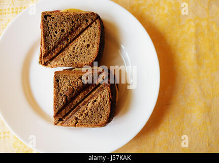 Schinken und Käse Toast auf einem weißen runden Teller Stockfoto