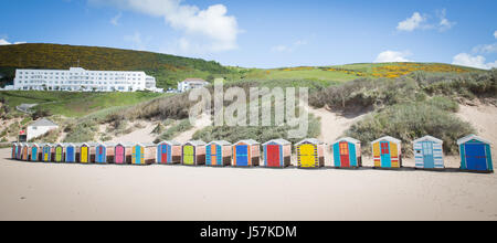 Strandhütten mieten im Saunton Sands Beach in North Devon, England. Stockfoto