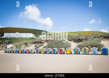 Alles Ellie Strandhütte. Mieten Sie eine bunte Strandhütte im Saunton Sands Beach in North Devon, England. Stockfoto