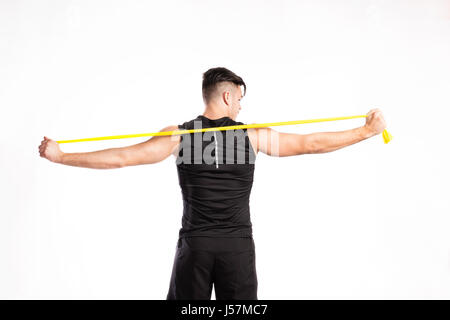 Gut aussehend Fitness Mann arbeiten mit Gummiband, Studio gedreht. Stockfoto