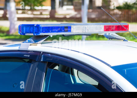 Samara, Russland - 13. Mai 2017: Nahaufnahme von den bunten Lichtern auf einem russischen Polizei-Fahrzeug Stockfoto