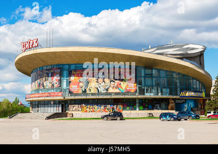 Samara, Russland - 13. Mai 2017: Das Gebäude des Samara Zirkus von Oleg Popov benannt. Die Form des Gebäudes sieht aus wie ein großer Hut. Beliebte touristische Stockfoto