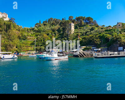 PORTOFINO, Italien - 29. April 2017: Unindentified Menschen in Portofino, Italien. Portofino ist einer der beliebtesten Ferienorte an der italienischen Riviera Stockfoto