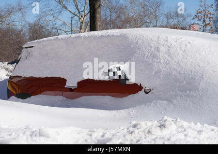 Rotes Auto mit schwarzen und weißen Schachbrett Spiegel im Schnee begraben. Stockfoto