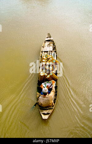 Ältere Mann Warentransport, Can Tho, Mekong-Delta, Vietnam Stockfoto