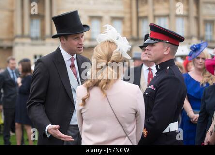 Der Duke of Cambridge spricht mit Gästen bei einer Gartenparty im Buckingham Palace in London. Stockfoto