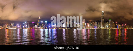 Hong Kong, China - 3. März 2016: Victoria Harbour in Hongkong, China. Stadt Skyline bei Nacht. Victoria Harbour in Hongkong. Stockfoto