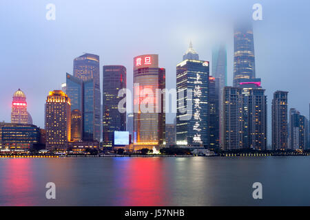 Shanghai, China - 13. März 2016: Skyline Shanghai Nacht Blick vom Bund. Shanghai, China Stockfoto