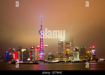 Shanghai, China - 13. März 2016: Skyline Shanghai Nacht Blick vom Bund. Shanghai, China Stockfoto