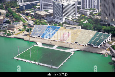 Singapur, Malaysia - 4. April 2016: Der Schwimmer an der Marina Bay in Singapur. die weltweit größte schwimmende Fußballplatz. Marina Bay in Singapur Stockfoto